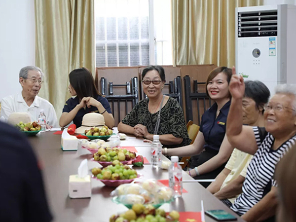 中庭裝飾集團(tuán)丨“情暖中秋，將愛(ài)傳承”——走進(jìn)金浦社區(qū)慰問(wèn)高齡老人